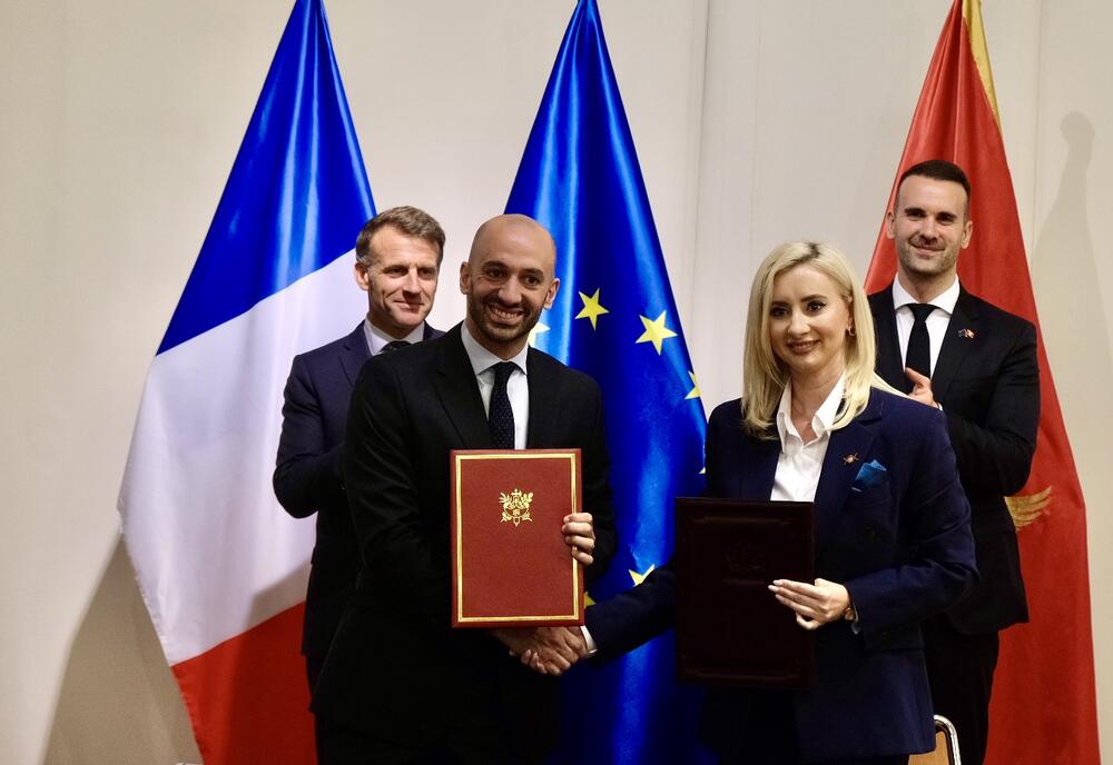 <p>Ugovor za projektovanje i izgradnju novog univerzitetskog Kliničkog centra Crne Gore (KCCG) u Podgorici potpisali su ministarka javnih radova Majda Adžović i Kristof Peti, zamjenik generalnog direktora kompanije Bouygues B&acirc;timent Internationel</p>