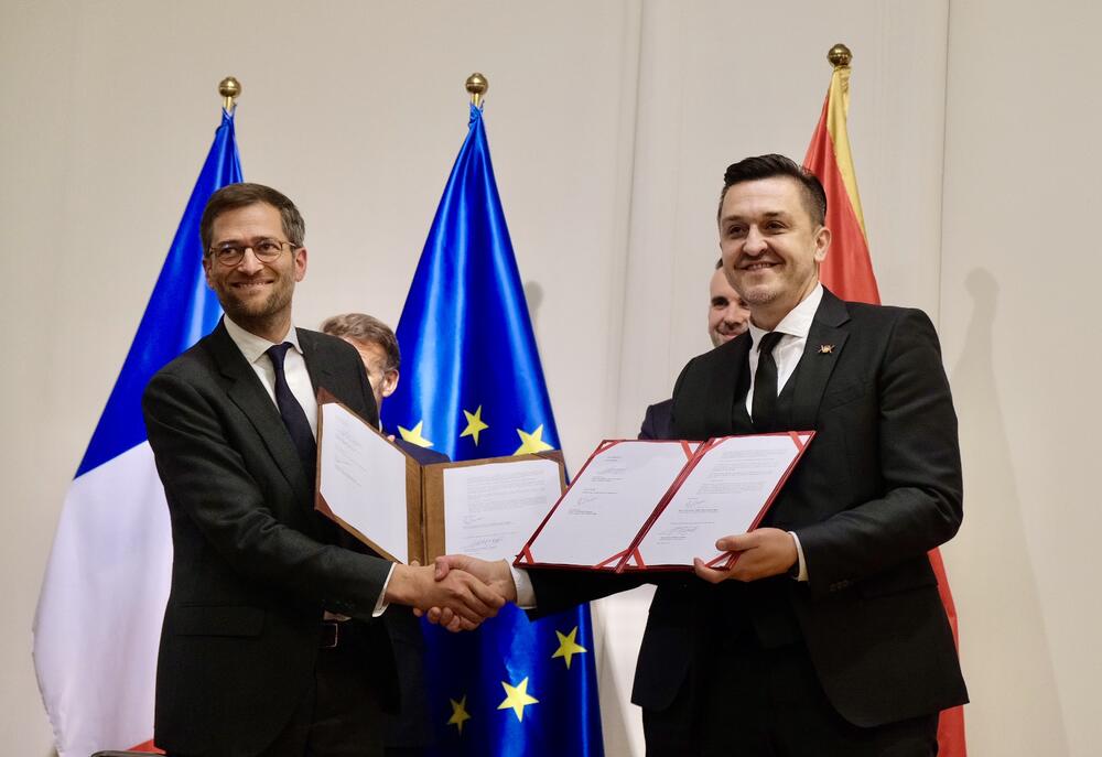 <p>Ugovor za projektovanje i izgradnju novog univerzitetskog Kliničkog centra Crne Gore (KCCG) u Podgorici potpisali su ministarka javnih radova Majda Adžović i Kristof Peti, zamjenik generalnog direktora kompanije Bouygues B&acirc;timent Internationel</p>