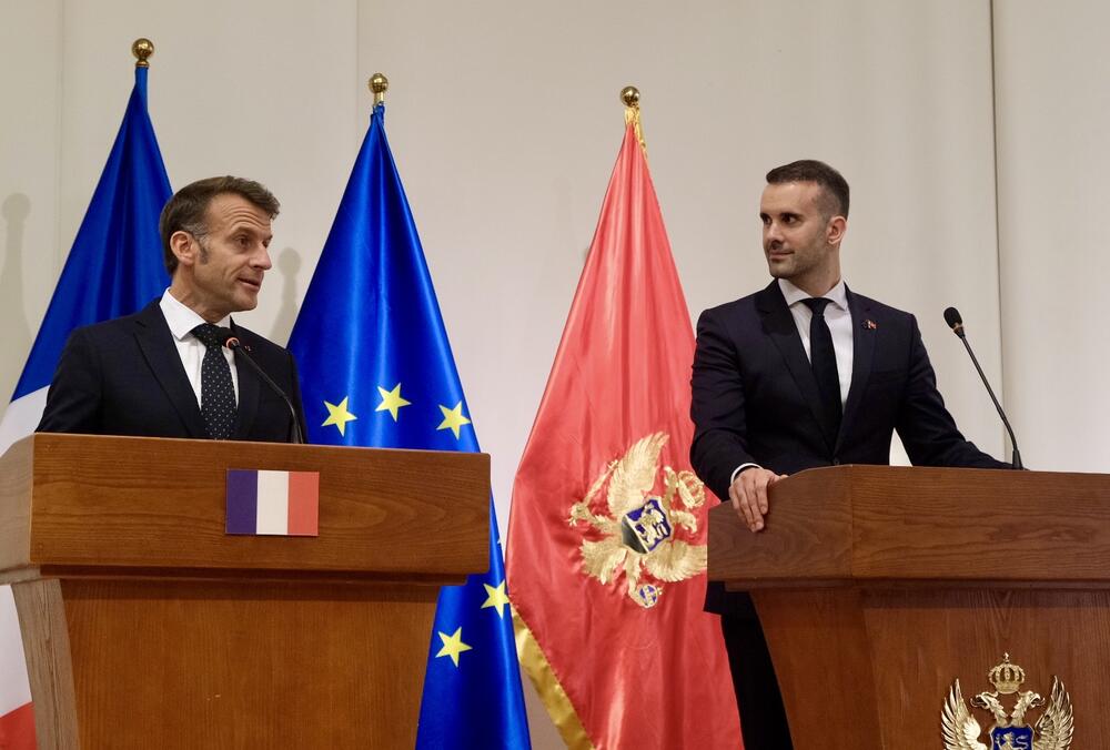 <p>Ugovor za projektovanje i izgradnju novog univerzitetskog Kliničkog centra Crne Gore (KCCG) u Podgorici potpisali su ministarka javnih radova Majda Adžović i Kristof Peti, zamjenik generalnog direktora kompanije Bouygues B&acirc;timent Internationel</p>