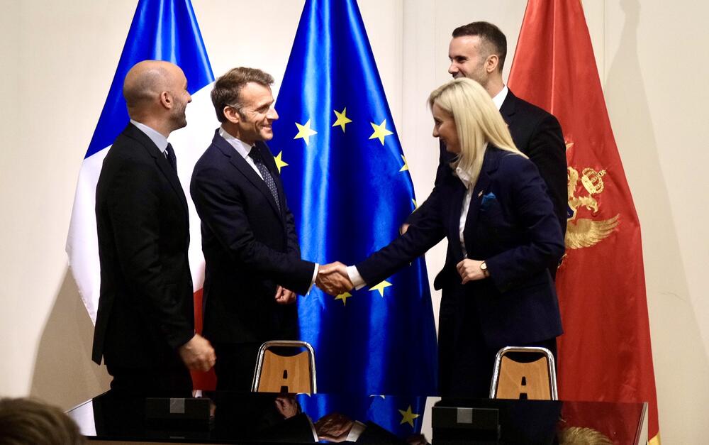 <p>Ugovor za projektovanje i izgradnju novog univerzitetskog Kliničkog centra Crne Gore (KCCG) u Podgorici potpisali su ministarka javnih radova Majda Adžović i Kristof Peti, zamjenik generalnog direktora kompanije Bouygues B&acirc;timent Internationel</p>