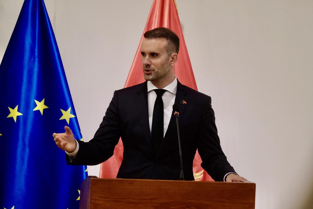 <p>Ugovor za projektovanje i izgradnju novog univerzitetskog Kliničkog centra Crne Gore (KCCG) u Podgorici potpisali su ministarka javnih radova Majda Adžović i Kristof Peti, zamjenik generalnog direktora kompanije Bouygues B&acirc;timent Internationel</p>