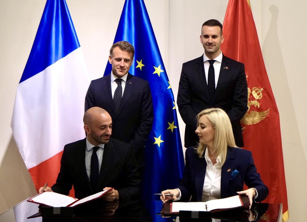 <p>Ugovor za projektovanje i izgradnju novog univerzitetskog Kliničkog centra Crne Gore (KCCG) u Podgorici potpisali su ministarka javnih radova Majda Adžović i Kristof Peti, zamjenik generalnog direktora kompanije Bouygues B&acirc;timent Internationel</p>