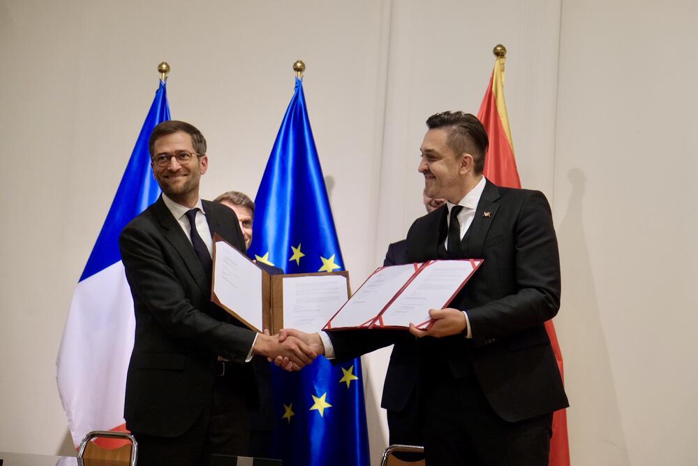 <p>Ugovor za projektovanje i izgradnju novog univerzitetskog Kliničkog centra Crne Gore (KCCG) u Podgorici potpisali su ministarka javnih radova Majda Adžović i Kristof Peti, zamjenik generalnog direktora kompanije Bouygues B&acirc;timent Internationel</p>