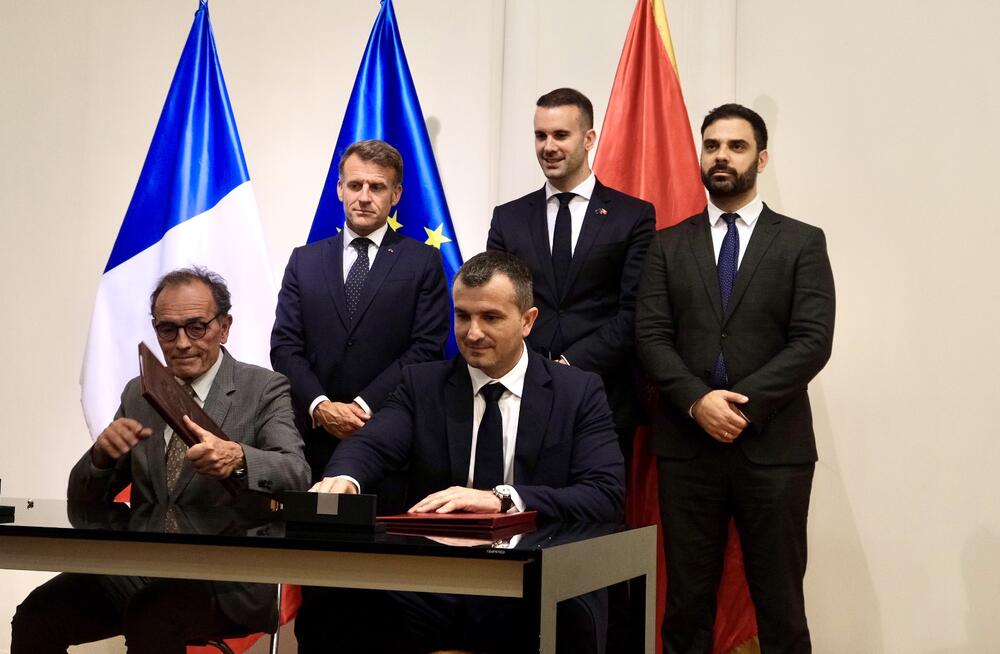<p>Ugovor za projektovanje i izgradnju novog univerzitetskog Kliničkog centra Crne Gore (KCCG) u Podgorici potpisali su ministarka javnih radova Majda Adžović i Kristof Peti, zamjenik generalnog direktora kompanije Bouygues B&acirc;timent Internationel</p>