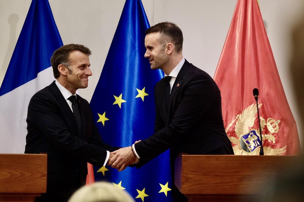 <p>Ugovor za projektovanje i izgradnju novog univerzitetskog Kliničkog centra Crne Gore (KCCG) u Podgorici potpisali su ministarka javnih radova Majda Adžović i Kristof Peti, zamjenik generalnog direktora kompanije Bouygues B&acirc;timent Internationel</p>