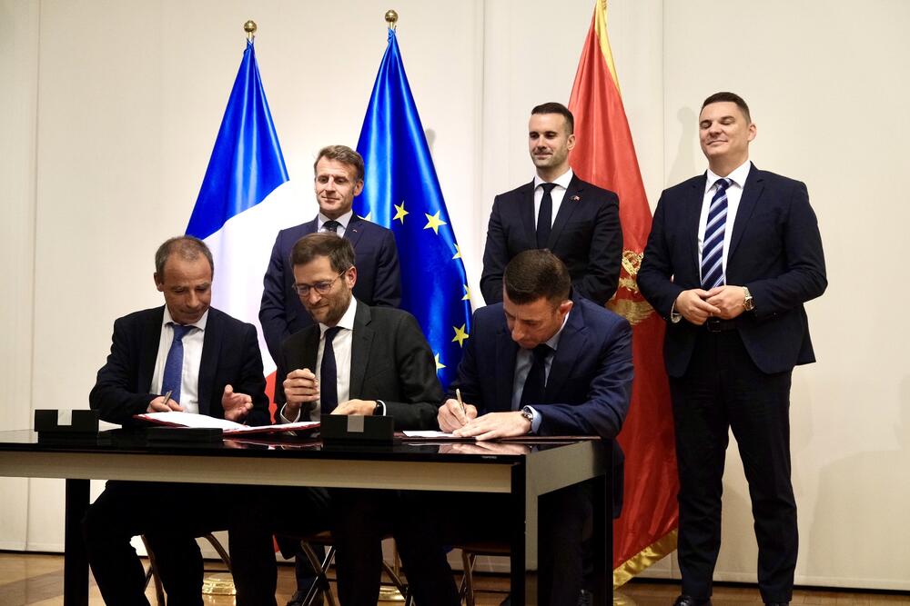 <p>Ugovor za projektovanje i izgradnju novog univerzitetskog Kliničkog centra Crne Gore (KCCG) u Podgorici potpisali su ministarka javnih radova Majda Adžović i Kristof Peti, zamjenik generalnog direktora kompanije Bouygues B&acirc;timent Internationel</p>