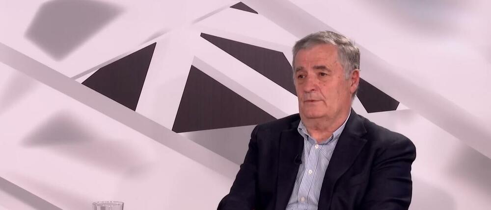 “Vučić je fenomen jer je skromne pameti, a kod  pojednih ostavlja utisak da je inteligentan”: Stojadinović