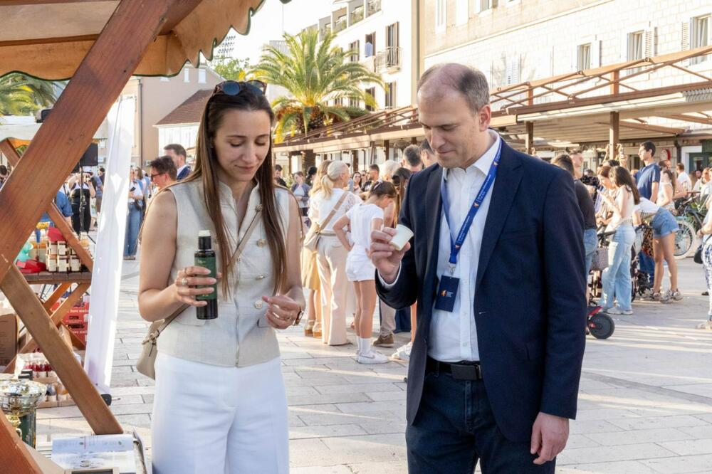 <p>Program je okupio brojne građane, goste i predstavnike međunarodnih delegacija na gradskoj rivi Pine<br /> </p>