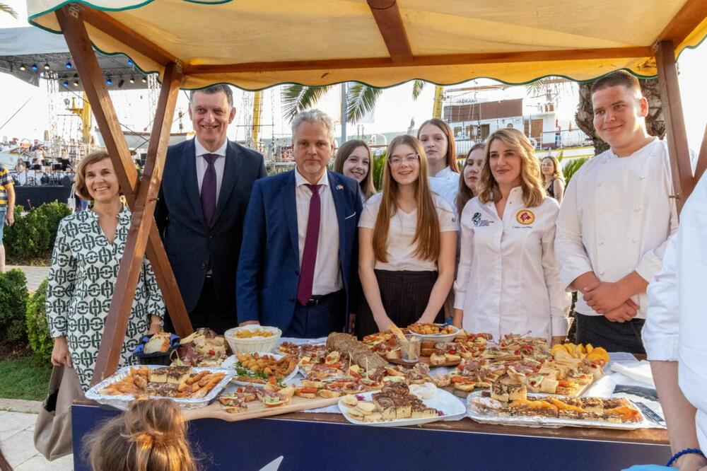 <p>Program je okupio brojne građane, goste i predstavnike međunarodnih delegacija na gradskoj rivi Pine<br /> </p>
