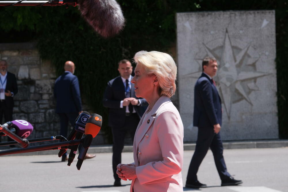 <p>Zvaničnici dolaze na mjesto održavanja sastanka, koji je planiran za tokom dana</p>