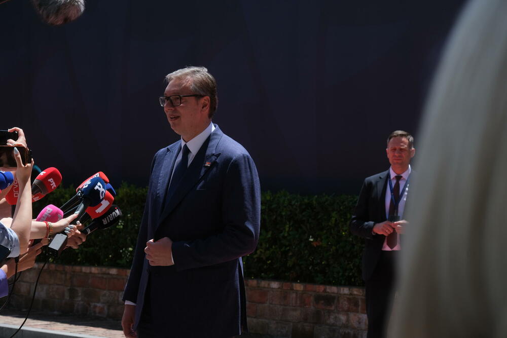 <p>Zvaničnici dolaze na mjesto održavanja sastanka, koji je planiran za tokom dana</p>
