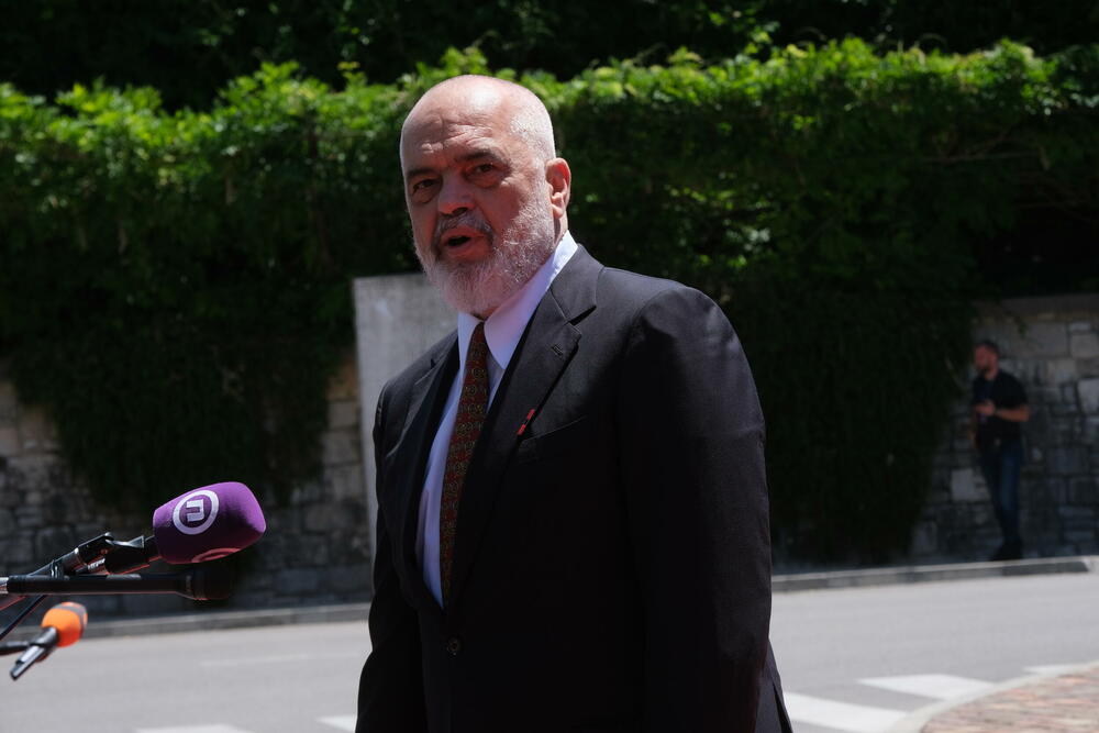 <p>Zvaničnici dolaze na mjesto održavanja sastanka, koji je planiran za tokom dana</p>
