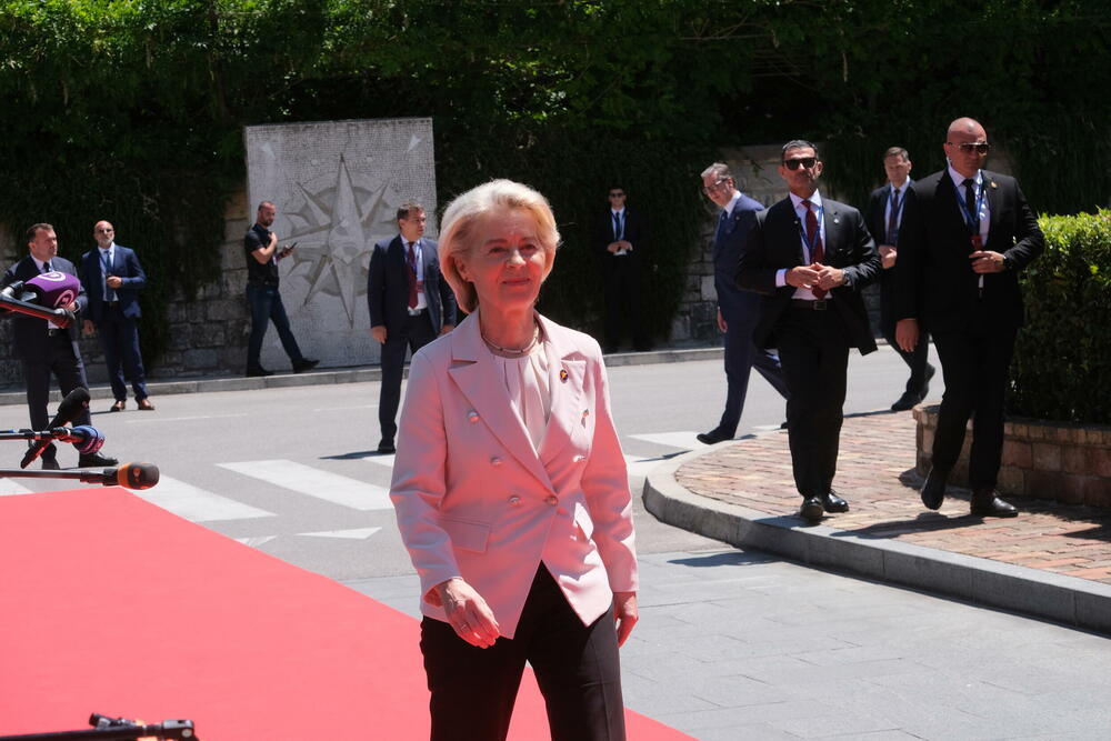 <p>Zvaničnici dolaze na mjesto održavanja sastanka, koji je planiran za tokom dana</p>