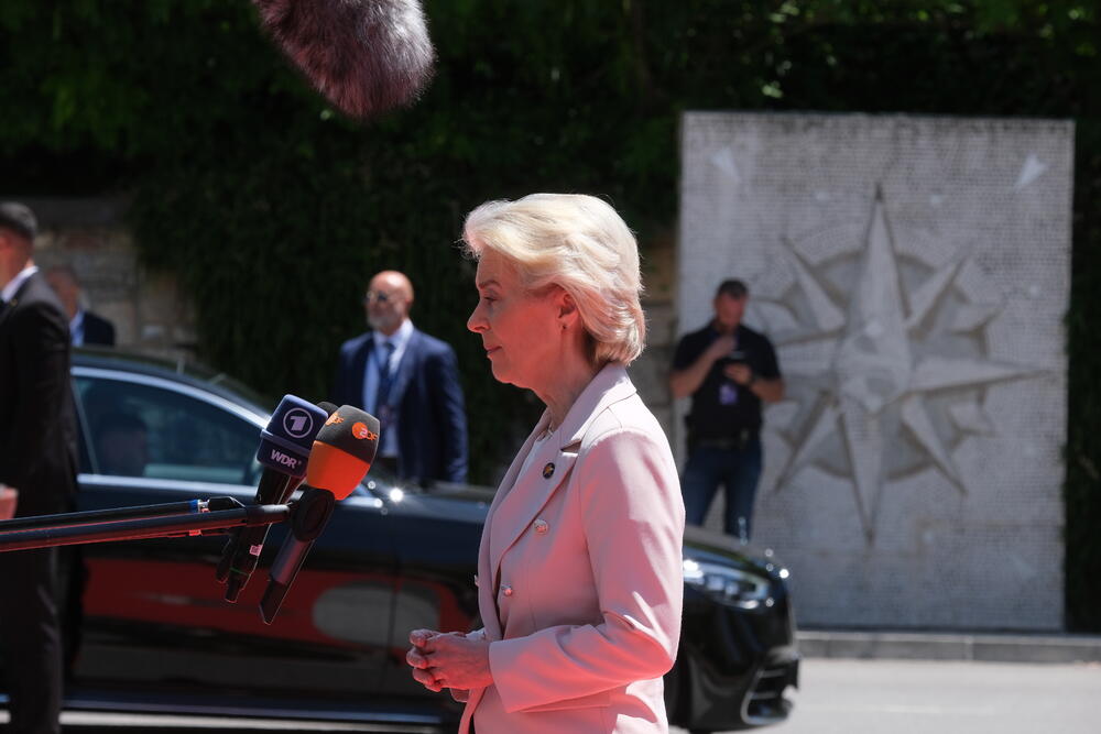 <p>Zvaničnici dolaze na mjesto održavanja sastanka, koji je planiran za tokom dana</p>