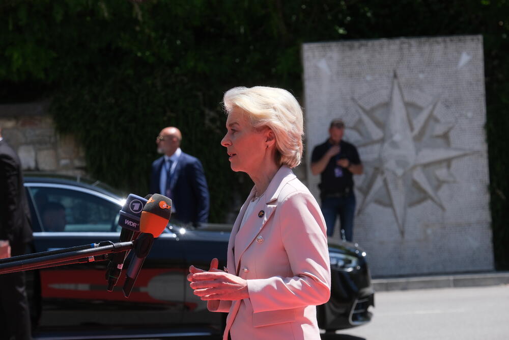 <p>Zvaničnici dolaze na mjesto održavanja sastanka, koji je planiran za tokom dana</p>