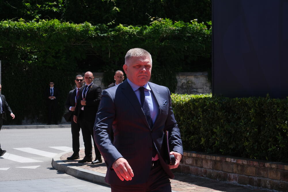 <p>Zvaničnici dolaze na mjesto održavanja sastanka, koji je planiran za tokom dana</p>