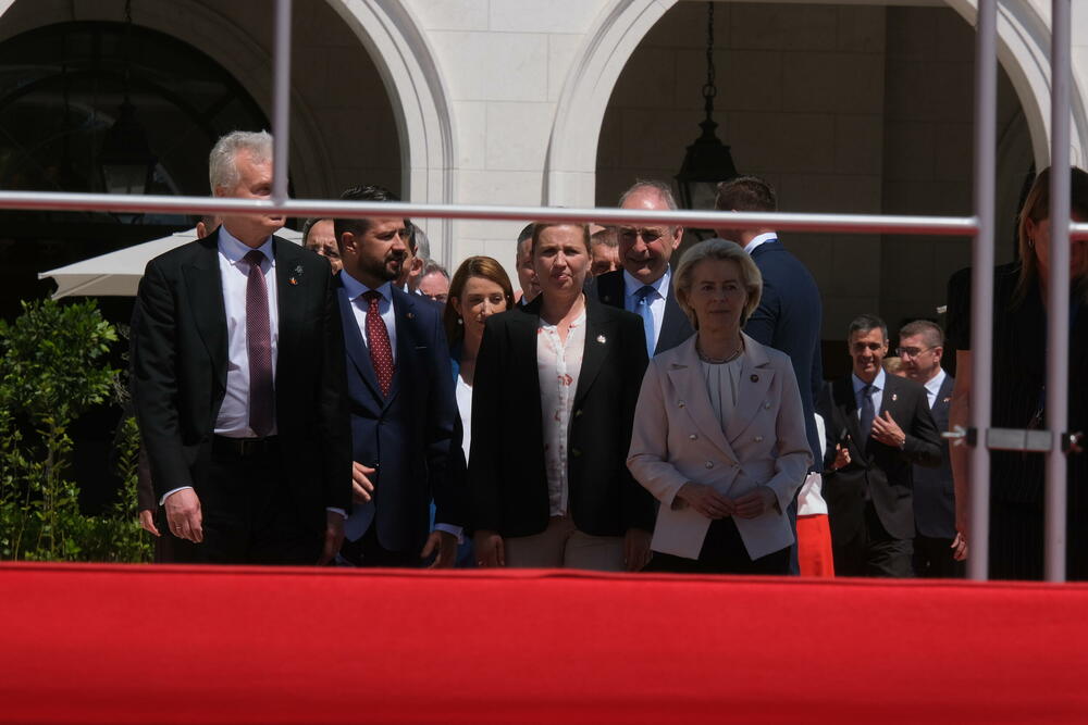<p>Zvaničnici dolaze na mjesto održavanja sastanka, koji je planiran za tokom dana</p>