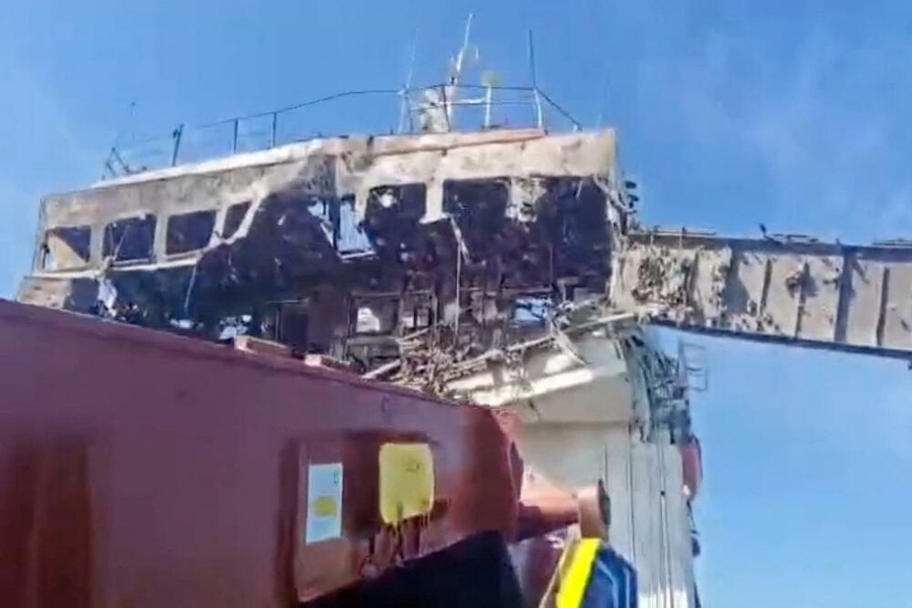 Teretni brod identifikovan kao "NATRA", oštećen od strane ukrajinskog drona na neodređenoj lokaciji u Azovskom moru, vidi se na ovoj slici preuzetoj iz videa objavljenog 5. juna 2026. godine, Foto: Reuters
