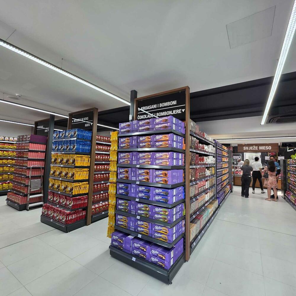 <p>HDL otvorio je novi market u Dalmatinskoj ulici br. 66 u Podgorici, nastavljajući misiju da svojim kupcima obezbijedi kvalitetnu kupovinu po najnižim cijenama. Novi objekat prostire se na više od 600 m&sup2; i donosi pažljivo odabran asortiman proizvoda namijenjen svakodnevnim potrebama domaćinstava.</p>