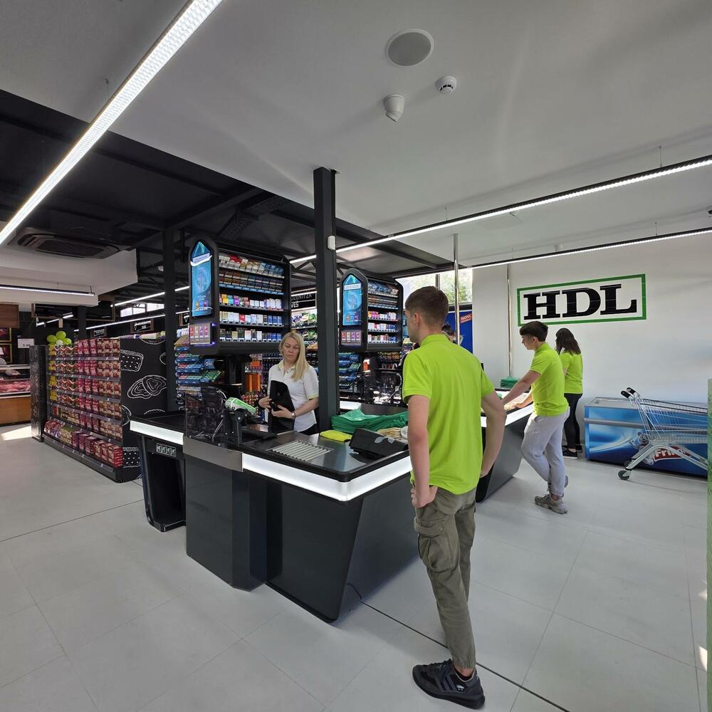 <p>HDL otvorio je novi market u Dalmatinskoj ulici br. 66 u Podgorici, nastavljajući misiju da svojim kupcima obezbijedi kvalitetnu kupovinu po najnižim cijenama. Novi objekat prostire se na više od 600 m&sup2; i donosi pažljivo odabran asortiman proizvoda namijenjen svakodnevnim potrebama domaćinstava.</p>