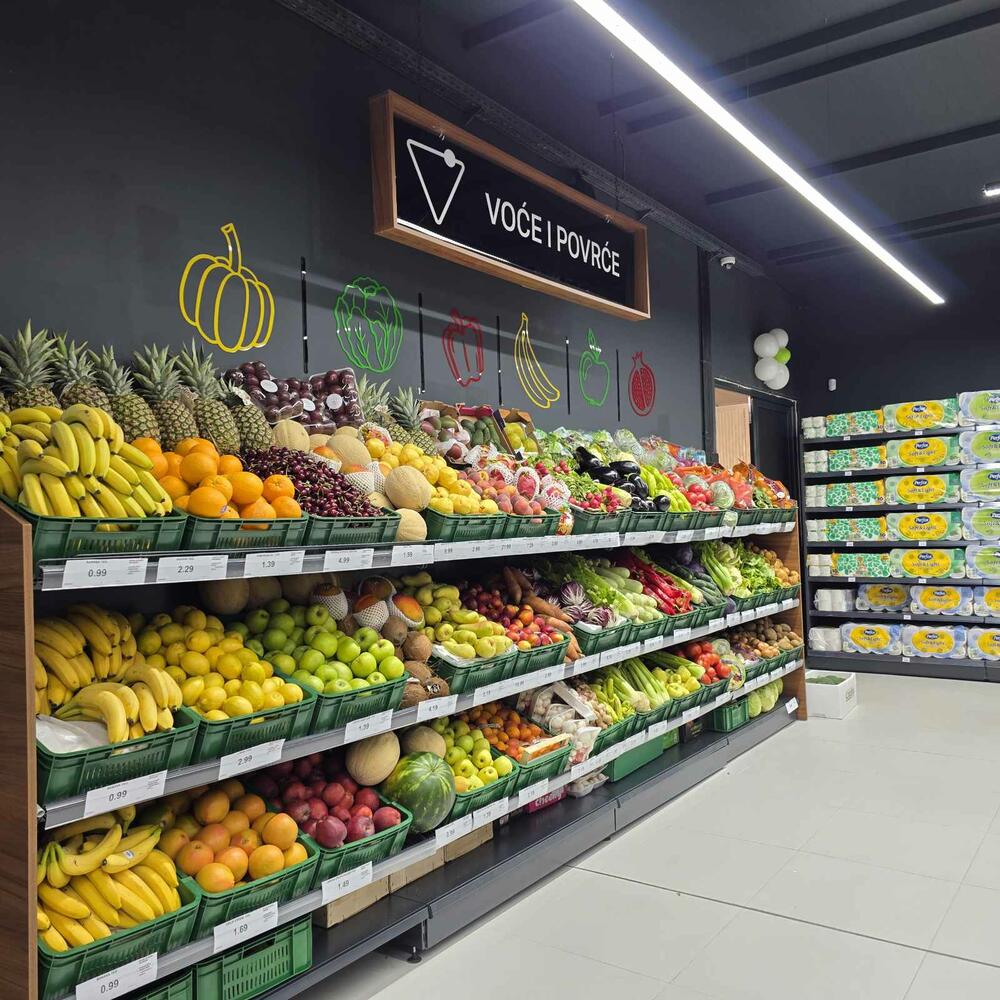 <p>HDL otvorio je novi market u Dalmatinskoj ulici br. 66 u Podgorici, nastavljajući misiju da svojim kupcima obezbijedi kvalitetnu kupovinu po najnižim cijenama. Novi objekat prostire se na više od 600 m&sup2; i donosi pažljivo odabran asortiman proizvoda namijenjen svakodnevnim potrebama domaćinstava.</p>