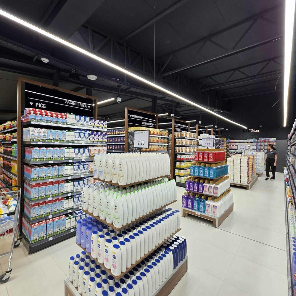 <p>HDL otvorio je novi market u Dalmatinskoj ulici br. 66 u Podgorici, nastavljajući misiju da svojim kupcima obezbijedi kvalitetnu kupovinu po najnižim cijenama. Novi objekat prostire se na više od 600 m&sup2; i donosi pažljivo odabran asortiman proizvoda namijenjen svakodnevnim potrebama domaćinstava.</p>
