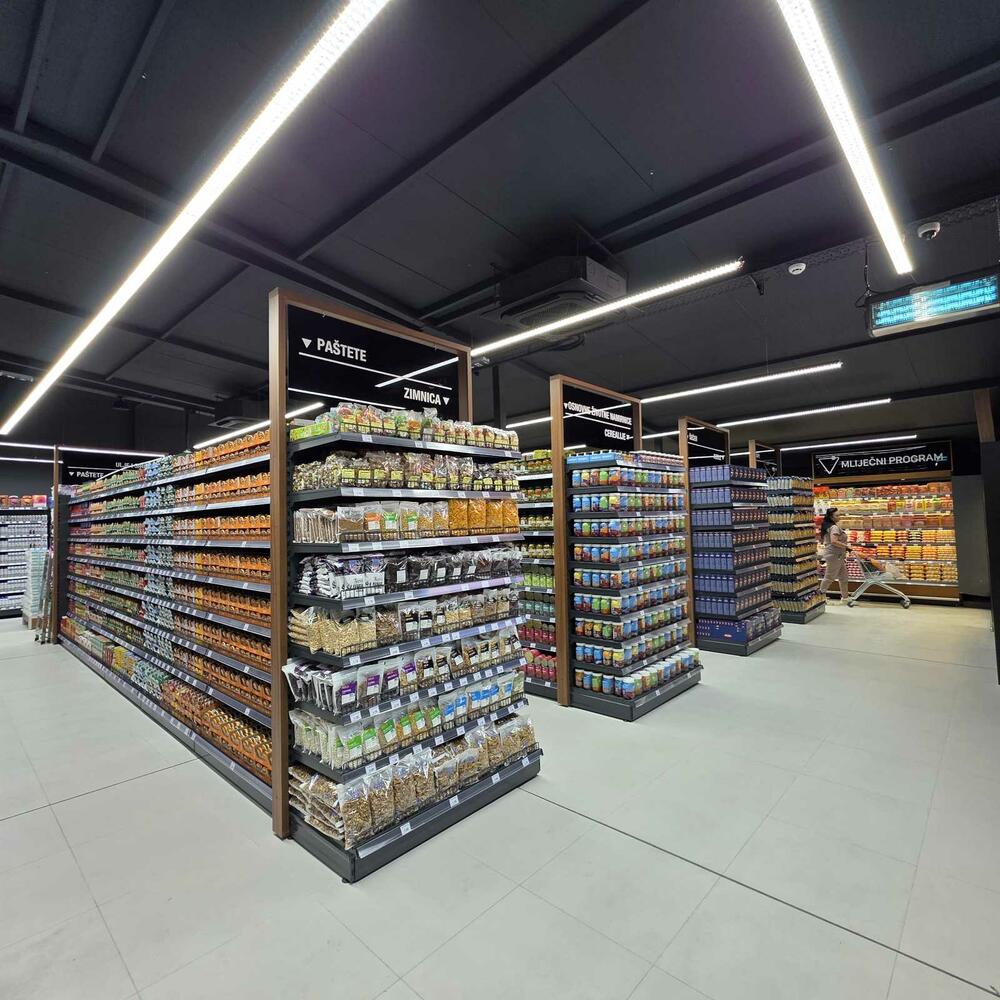 <p>HDL otvorio je novi market u Dalmatinskoj ulici br. 66 u Podgorici, nastavljajući misiju da svojim kupcima obezbijedi kvalitetnu kupovinu po najnižim cijenama. Novi objekat prostire se na više od 600 m&sup2; i donosi pažljivo odabran asortiman proizvoda namijenjen svakodnevnim potrebama domaćinstava.</p>