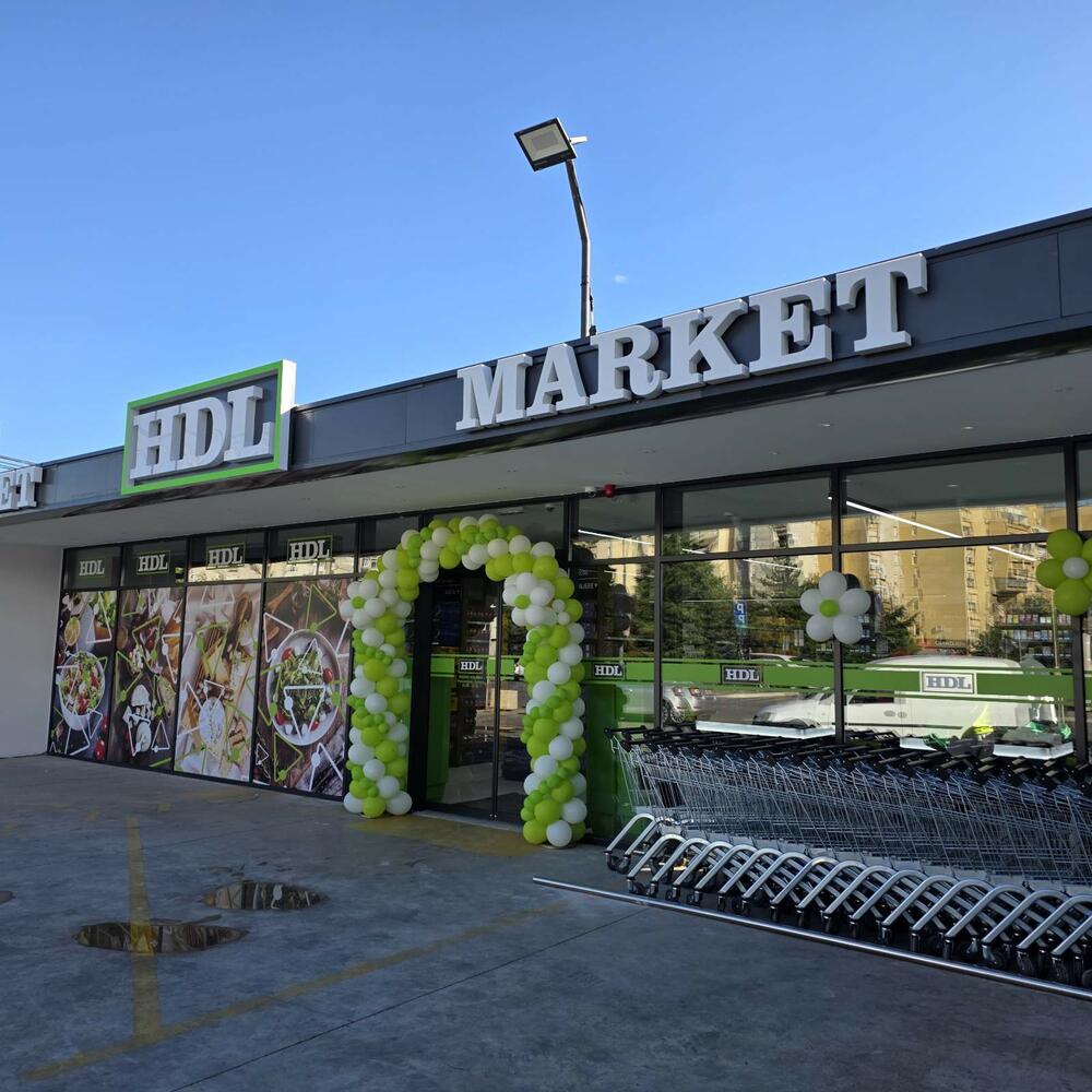 <p>HDL otvorio je novi market u Dalmatinskoj ulici br. 66 u Podgorici, nastavljajući misiju da svojim kupcima obezbijedi kvalitetnu kupovinu po najnižim cijenama. Novi objekat prostire se na više od 600 m&sup2; i donosi pažljivo odabran asortiman proizvoda namijenjen svakodnevnim potrebama domaćinstava.</p>