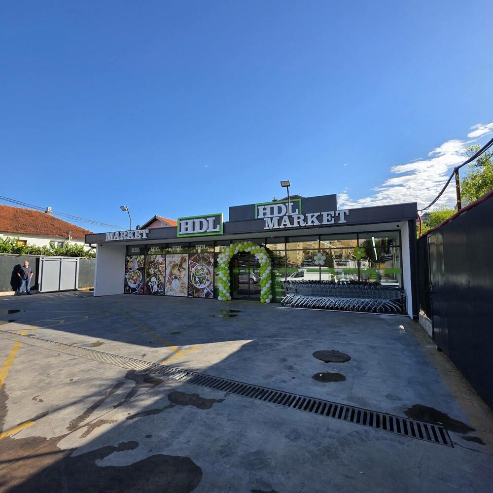 <p>HDL otvorio je novi market u Dalmatinskoj ulici br. 66 u Podgorici, nastavljajući misiju da svojim kupcima obezbijedi kvalitetnu kupovinu po najnižim cijenama. Novi objekat prostire se na više od 600 m&sup2; i donosi pažljivo odabran asortiman proizvoda namijenjen svakodnevnim potrebama domaćinstava.</p>