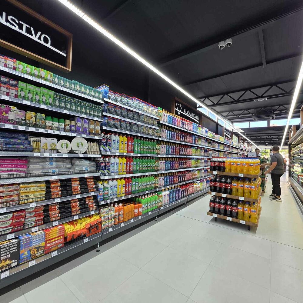 <p>HDL otvorio je novi market u Dalmatinskoj ulici br. 66 u Podgorici, nastavljajući misiju da svojim kupcima obezbijedi kvalitetnu kupovinu po najnižim cijenama. Novi objekat prostire se na više od 600 m&sup2; i donosi pažljivo odabran asortiman proizvoda namijenjen svakodnevnim potrebama domaćinstava.</p>
