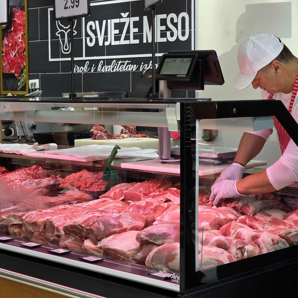 <p>HDL otvorio je novi market u Dalmatinskoj ulici br. 66 u Podgorici, nastavljajući misiju da svojim kupcima obezbijedi kvalitetnu kupovinu po najnižim cijenama. Novi objekat prostire se na više od 600 m&sup2; i donosi pažljivo odabran asortiman proizvoda namijenjen svakodnevnim potrebama domaćinstava.</p>