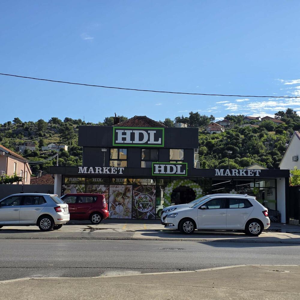 <p>HDL otvorio je novi market u Dalmatinskoj ulici br. 66 u Podgorici, nastavljajući misiju da svojim kupcima obezbijedi kvalitetnu kupovinu po najnižim cijenama. Novi objekat prostire se na više od 600 m&sup2; i donosi pažljivo odabran asortiman proizvoda namijenjen svakodnevnim potrebama domaćinstava.</p>