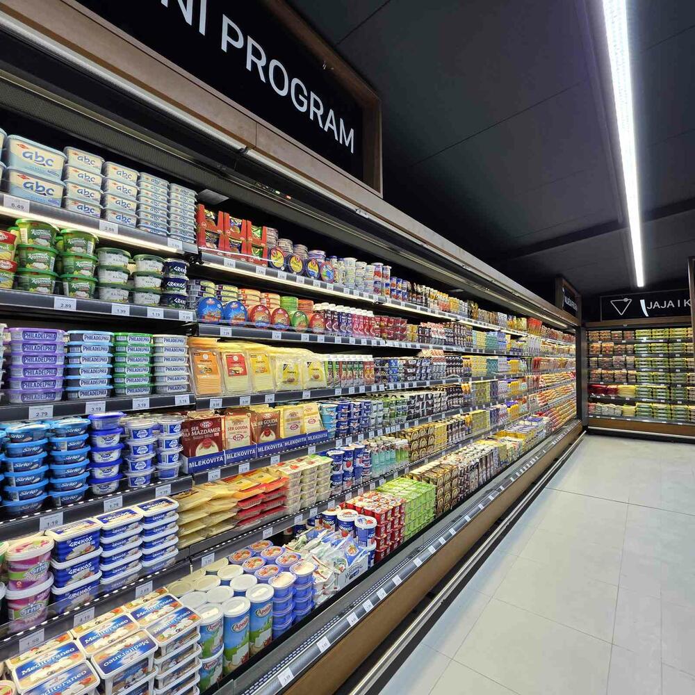 <p>HDL otvorio je novi market u Dalmatinskoj ulici br. 66 u Podgorici, nastavljajući misiju da svojim kupcima obezbijedi kvalitetnu kupovinu po najnižim cijenama. Novi objekat prostire se na više od 600 m&sup2; i donosi pažljivo odabran asortiman proizvoda namijenjen svakodnevnim potrebama domaćinstava.</p>