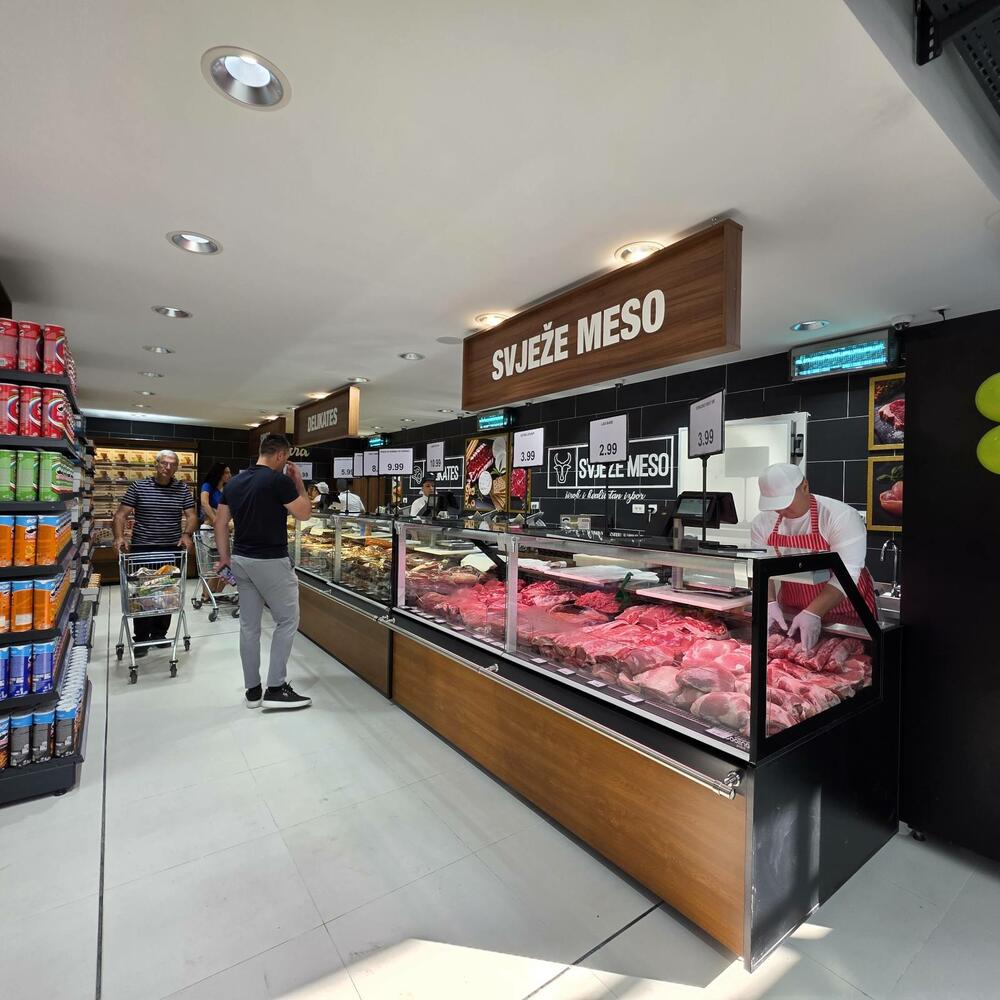 <p>HDL otvorio je novi market u Dalmatinskoj ulici br. 66 u Podgorici, nastavljajući misiju da svojim kupcima obezbijedi kvalitetnu kupovinu po najnižim cijenama. Novi objekat prostire se na više od 600 m&sup2; i donosi pažljivo odabran asortiman proizvoda namijenjen svakodnevnim potrebama domaćinstava.</p>