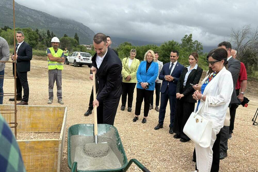 Sa polaganja kamena temeljca vrtića koji Barani čekaju sedam godina, Foto: Marija Pešić