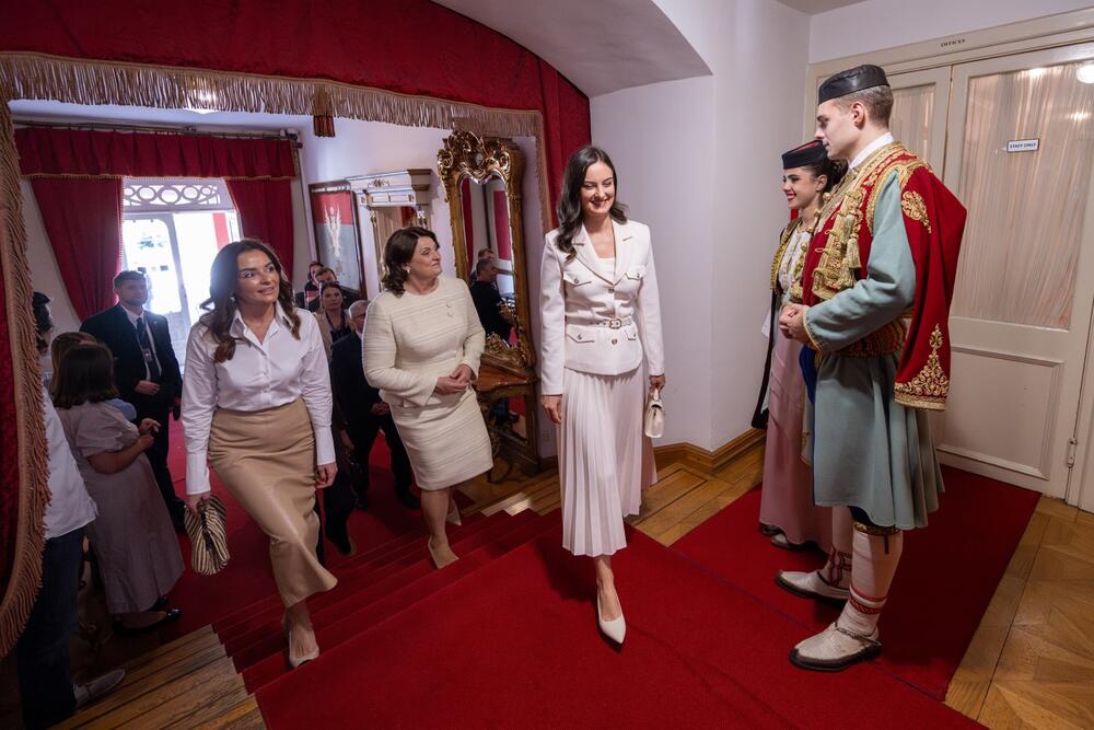 <p>"Nakon produktivnog razgovora uz kafu i kolače, Milatović, Nausediene i Bećirović su obišle istorijsko jezgro Cetinja uz pratnju vodiča Turističke organizacije Cetinje. Gošće su tom prilikom imale priliku da posjete Muzej kralja Nikole i Biljardu, te da se bolje upoznaju sa bogatom istorijom Crne Gore", piše u saopštenju</p>