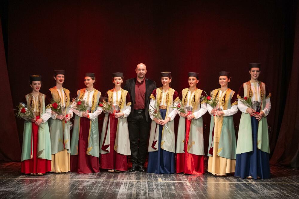 Sedlarević sa članicama pjevačke grupe &ldquo;Đude&rdquo;, Foto: KUD Mijat Mašković