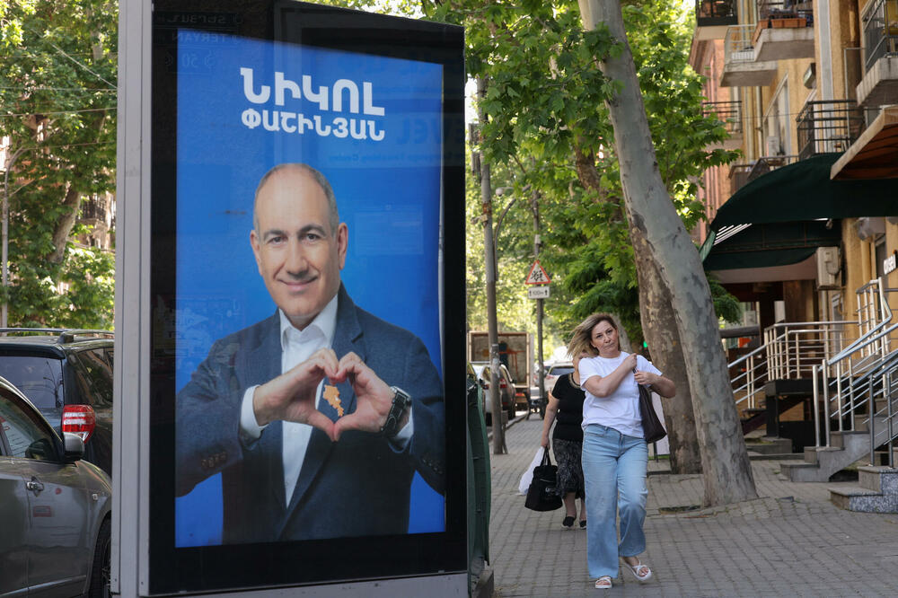 Predizborni bilbord Pašinjanove stranke, Foto: REUTERS