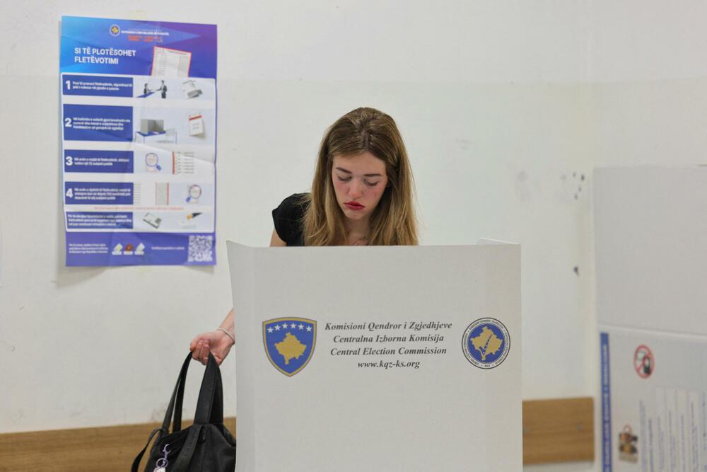 <p>Na prvoj konferenciji za novinare portparol Centralne izborne komisije (CIK) Valjmir Eljezi saopštio je da je otvoreno svih 949 biračkih centara, sa ukupno 2.550 biračkih mjesta i da se proces glasanja normalno odvija</p>
