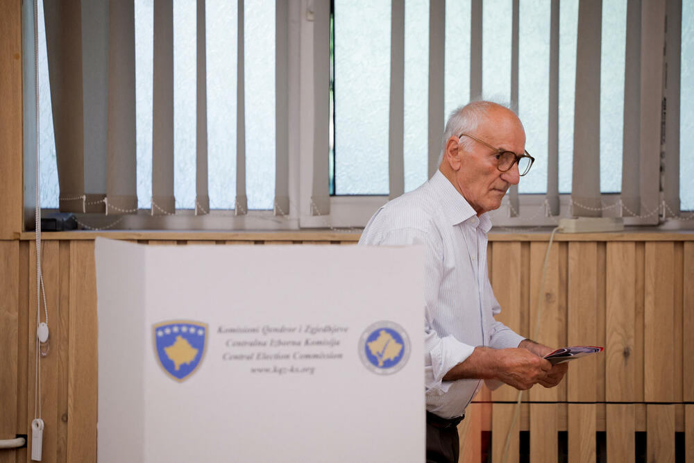 <p>Na prvoj konferenciji za novinare portparol Centralne izborne komisije (CIK) Valjmir Eljezi saopštio je da je otvoreno svih 949 biračkih centara, sa ukupno 2.550 biračkih mjesta i da se proces glasanja normalno odvija</p>