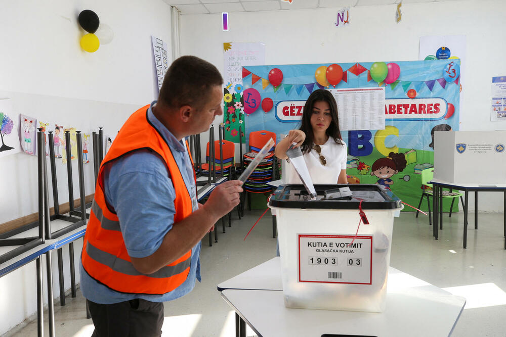 <p>Na prvoj konferenciji za novinare portparol Centralne izborne komisije (CIK) Valjmir Eljezi saopštio je da je otvoreno svih 949 biračkih centara, sa ukupno 2.550 biračkih mjesta i da se proces glasanja normalno odvija</p>