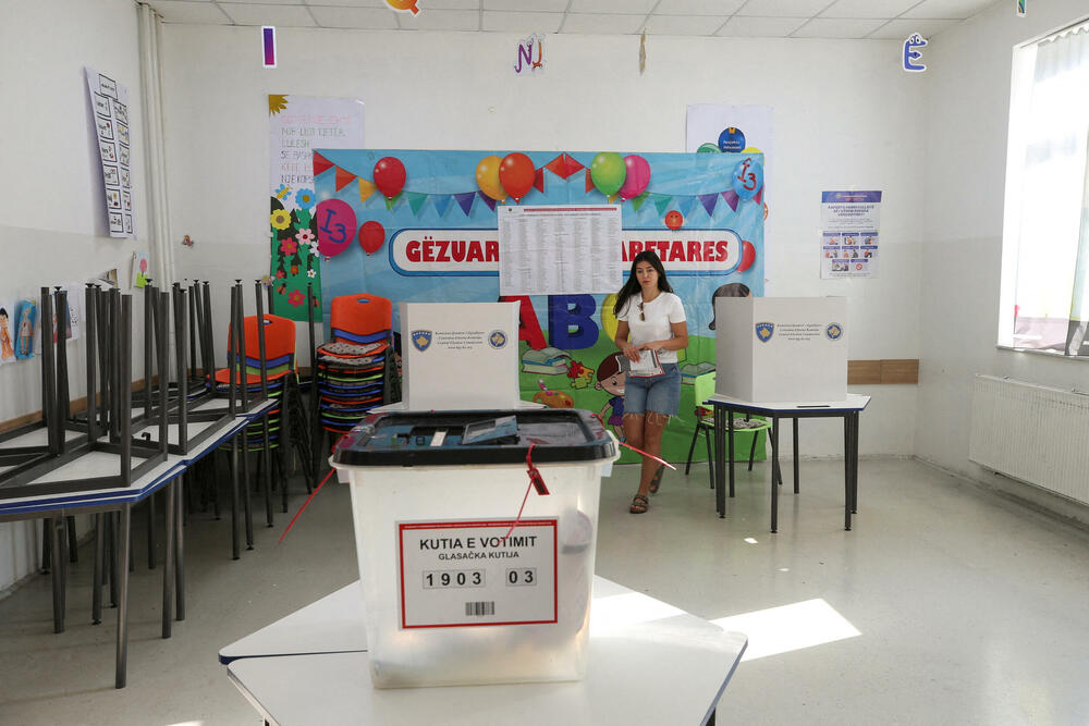 <p>Na prvoj konferenciji za novinare portparol Centralne izborne komisije (CIK) Valjmir Eljezi saopštio je da je otvoreno svih 949 biračkih centara, sa ukupno 2.550 biračkih mjesta i da se proces glasanja normalno odvija</p>