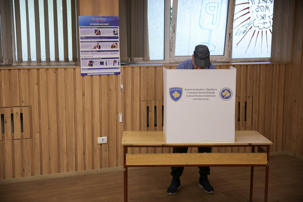 <p>Na prvoj konferenciji za novinare portparol Centralne izborne komisije (CIK) Valjmir Eljezi saopštio je da je otvoreno svih 949 biračkih centara, sa ukupno 2.550 biračkih mjesta i da se proces glasanja normalno odvija</p>