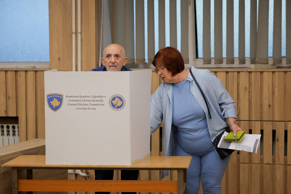 <p>Na prvoj konferenciji za novinare portparol Centralne izborne komisije (CIK) Valjmir Eljezi saopštio je da je otvoreno svih 949 biračkih centara, sa ukupno 2.550 biračkih mjesta i da se proces glasanja normalno odvija</p>