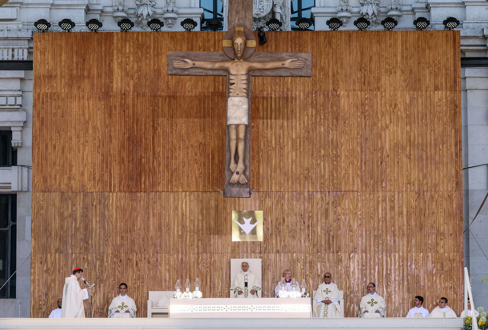 <p>Misa je pala na katolički praznik Korpus domini, u kojem kroz gradove i mjesta prolaze povorke građana, predvođene sveštenikom koji nosi evharistiju</p>