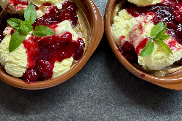 Summer dessert in five minutes: A combination of cold and hot that's hard to...