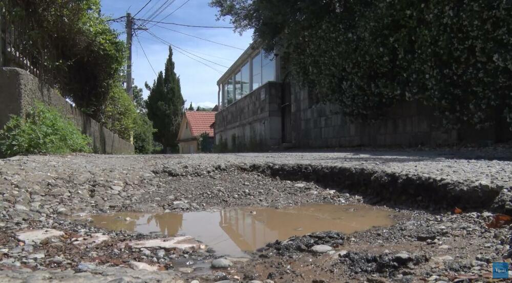 Rupe na Bjelasičkoj ulici u podgoričkom naselju Zagorič mjes