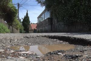 Rupe na Bjelasičkoj ulici u podgoričkom naselju Zagorič mjesecima...