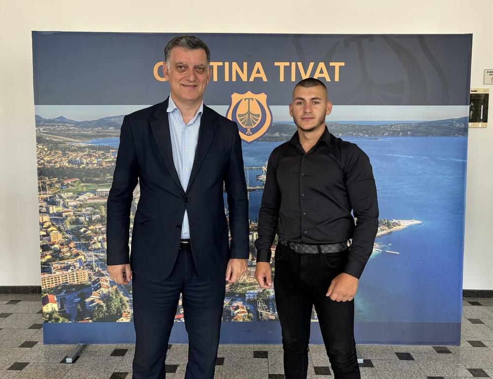 Prijem u Opštini Tivat za hrabrog mladog vatrogasca: Anđušić