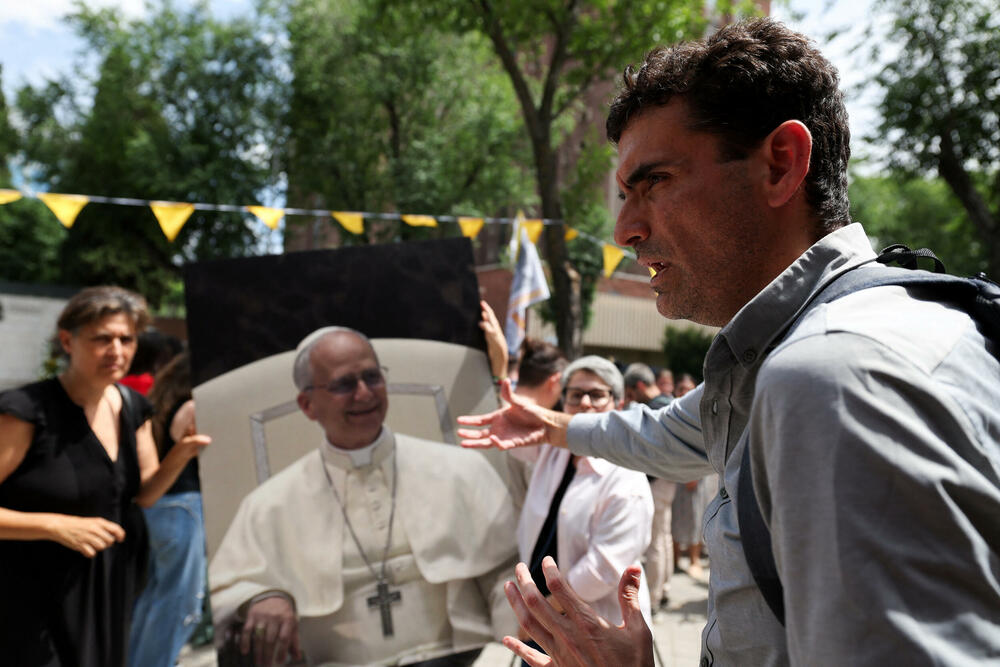 Migel Urtado, koji tvrdi da ga je zlostavljao sveštenik u opatiji Monserat, na protestu zbog papine posjete